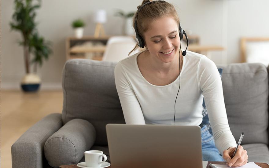 Kobieta słuchająca muzyki z laptopa