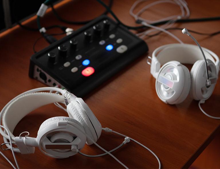 Białe słuchawki na biurku